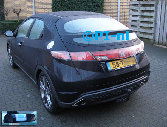 Parkeersensoren ingebouwd door PI-nl in een Honda Civic hatchback uit 2006. De spiegeldisplay (set D 2015) is van de set met camera en sensoren.