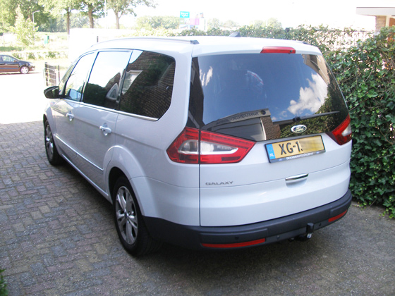 Parkeersensoren (set E 2019) ingebouwd door PI-nl in een Ford Galaxy met canbus uit 2014. De pieper werd verstopt.