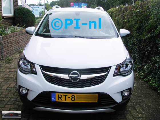 Parkeersensoren (set A 2019) ingebouwd door PI-nl in de voorbumper van een Opel Karl Rocks uit 2018. De display werd midden op het dashboard gemonteerd. Er werden twee gespoten en twee zwarte sensoren gemonteerd.