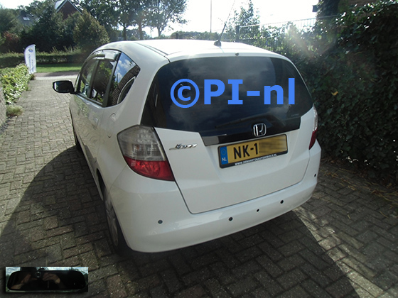 Parkeersensoren (set D 2023) ingebouwd door PI-nl in een Honda Jazz Hybrid uit 2010. De spiegeldisplay is van de set met bumpercamera en sensoren.