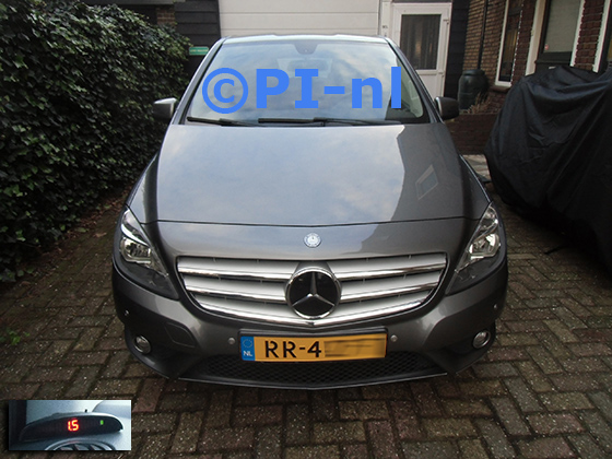 Parkeersensoren (set A 2023) ingebouwd door PI-nl in de voorbumper van een Mercedes-Benz B180 uit 2012. De display werd linksvoor bij de a-stijl gemonteerd. . Er werden standaard zilveren sensoren gemonteerd.