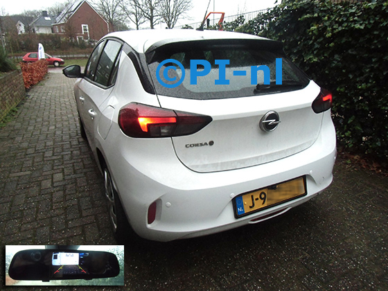 Parkeersensoren (set F 2023) ingebouwd door PI-nl in een Opel Corsa E (F) (elektrisch) met canbus uit 2020. De spiegeldisplay is van de set met kentekenplaathoudercamera en sensoren. Er werden standaard witte sensoren gemonteerd.