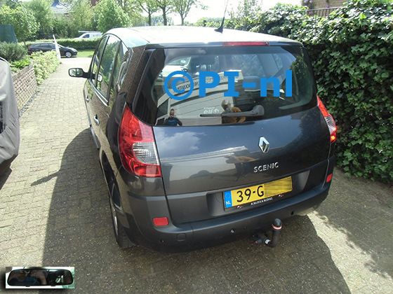 Parkeersensoren (set D 2024) ingebouwd door PI-nl in een Renault Scenic uit 2008. De spiegeldisplay is van de set met bumpercamera en sensoren. Een kapotte fabrieks-sensorenset werd vervangen door een set van PI-nl.