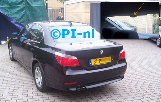 BMW 525d uit 2004. De display (set A 2010) voor de achterijzde werd achterin, bij de hemelbekleding (derde remlicht) bevestigd, de display voor de voorzijde werd verstopt.