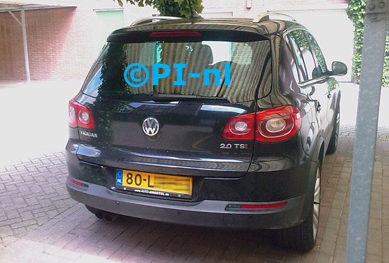 Parkeersensoren ingebouwd door PI-nl in een Volkswagen Tiguan uit 2009. De display (set A 2010) werd verstopt achter het dashboard. De sensoren werden op verzoek niet antraciet gespoten.