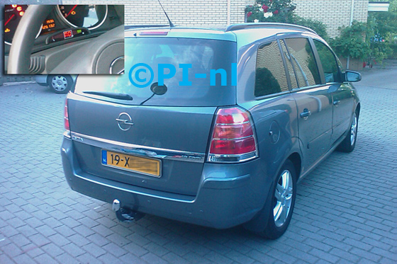 Opel Zafira 1.9 CDTi uit 2005. De display (set A 2010) werd gemonteerd op de rand van het dashboard, achter de stuurkolom.