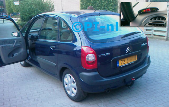 Citroen Xsara Picasso uit 2002. De display (set A 2010) werd linksvoor, bij de a-stijl geplaatst.