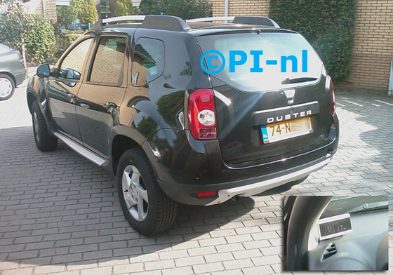 Dacia Duster (nieuw) uit 2010. De display (set B 2010) werd linksvoor, bij de a-stijl gemonteerd.