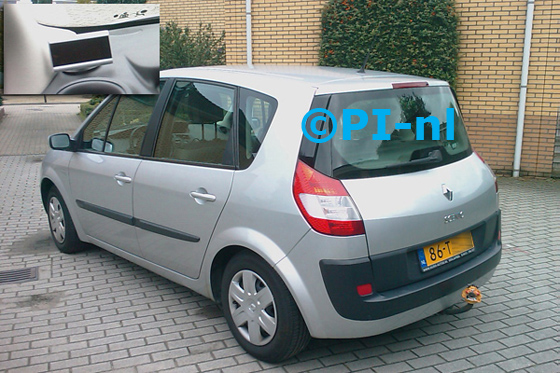 Renault Scenic uit 2006. De sensoren werden in de matzwarte stootrand gemonteerd. De display (set B 2010) werd linksvoor, bij de a-stijl gemonteerd.