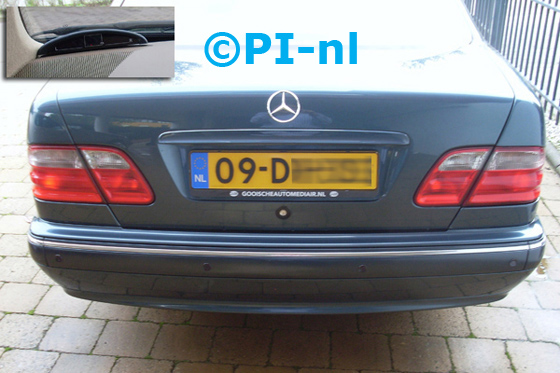 Mercedes E240 uit 2000. De display (set A 2010) werd linksvoor, bij de a-stijl gemonteerd.