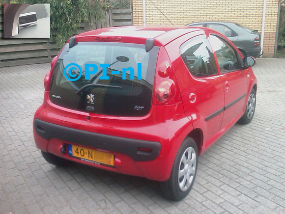 Peugeot 107 (nieuw) uit 2010. De display (set B 2010) werd linksvoor, bij de a-stijl gemonteerd.