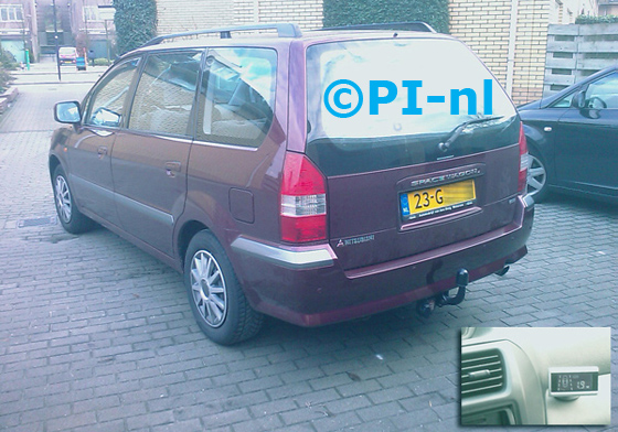 Mitsubishi Spacewagon 2.4 GDI uit 2001. De display (set B 2011) werd rechts van de middenconsole geplaatst,