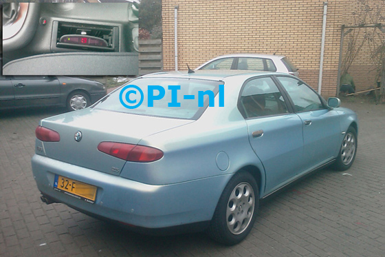 Alfa Romeo 155 uit 2000. De display (set A 2011) werd in de afsluitbare asbak geplaatst.