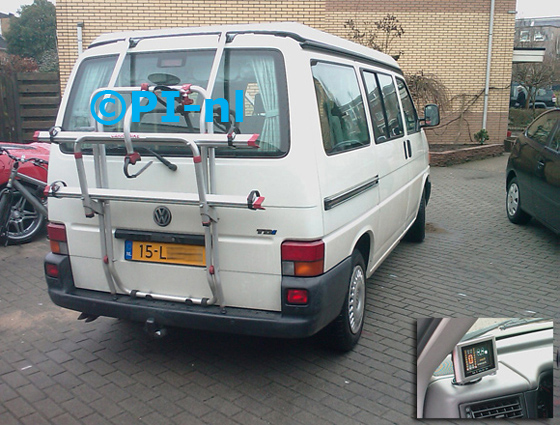 Parkeersensoren ingebouwd door PI-nl in een Volkswagen Transporter T4 TDi California (camper) uit 20..?. De display (set B 2011) werd linksvoor bij de a-stijl gemonteerd.
