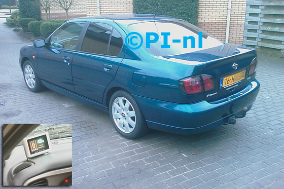 Nissan Primera 2.0 Automaat uit 2001. De display (set B 2011) werd linksvoor op het dashboard gemonteerd.