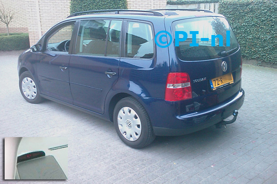 Volkswagen Touran TDI uit 2005. De display (set A 2011) werd linksvoor bij de a-stijl gemonteerd.