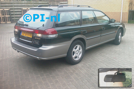 Subaru Legacy Outback uit 2000. De display (set A 2011) werd op de binnenspiegel gemonteerd.