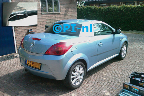 Opel Tigra Twintop uit 2006. De display (set A 2011) werd linksvoor bij de a-stijl geplaatst.