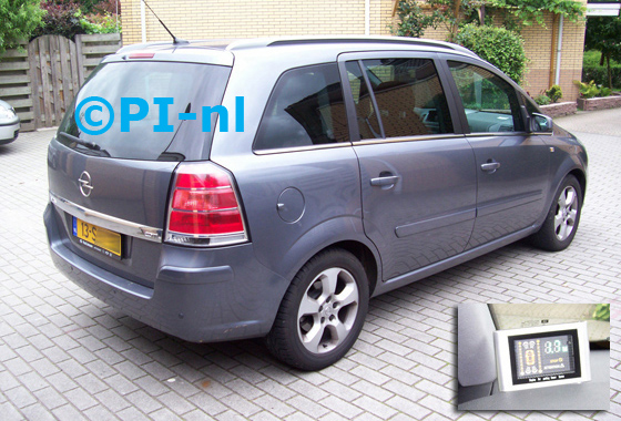 Opel Zafira uit 2005. De display (set B 2011) werd linksvoor bij de a-stijl geplaatst.