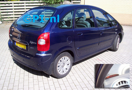 Parkeersensoren (set A 2011) ingebouwd door PI-nl in een Citroen Xsara Picasso uit 2006. Het kapotte fabrieks-systeem werd vervangen door een set van PI-nl. De display werd linksvoor bij de a-stijl gemonteerd.