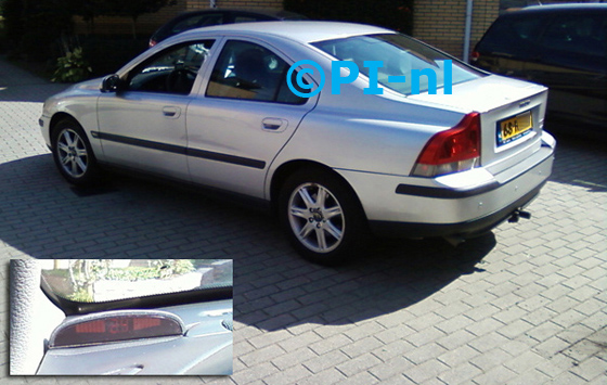 Volvo S60 uit 2001. De display (set A 2011) werd linksvoor bij de a-stijl geplaatst.