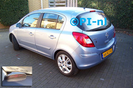 Opel Corsa 1.2 uit 2007, met ingebouwde fietsendrager. De display (set A 2011) werd linksvoor bij de a-stijl geplaatst.