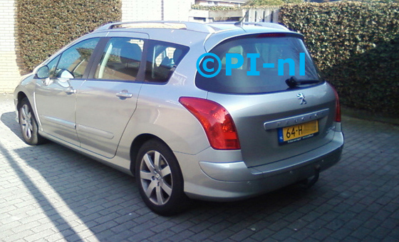 Parkeersensoren ingebouwd door PI-nl in een Peugeot 308 SW uit 2009. De display (set A 2012) werd verstopt in de b-stijl, naast het hoofd.