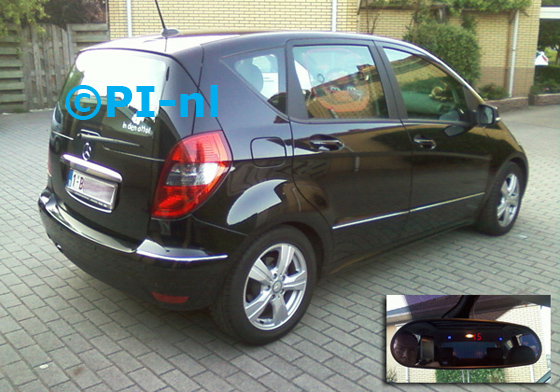 Mercedes-Benz A-klasse Avantgarde uit 2011. De display voor de achtersensoren (set C 2012) is het 'spiegelmodel', ...