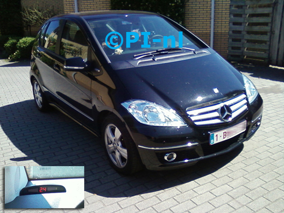 Parkeersensoren (set A 2012) ingebouwd door PI-nl in de voorbumper een Mercedes-Benz A-klasse Avantgarde uit 2011. De display werd linksvoor bij de a-stijl gemonteerd.