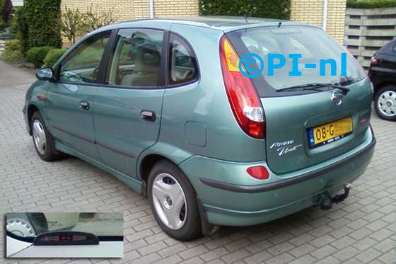 Nissan Almera Tino uit 2000. De display (set A) werd linksvoor bij de a-stijl gemonteerd. 