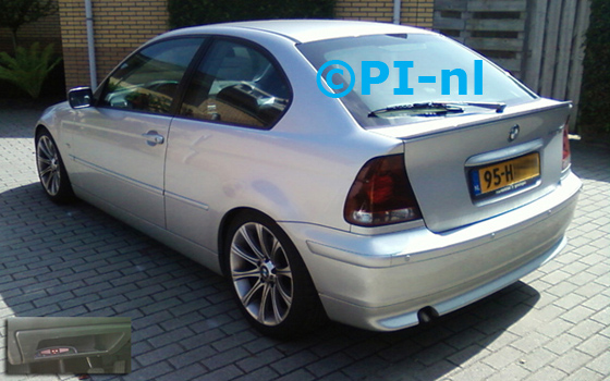 BMW 320d (E46) Compact uit 2002. De display (set A) werd in een dashboardkastje gemonteerd.