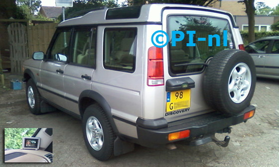 Landrover Discovery 2 uit 2001. De display (set B) werd rechts op het dashboard gemonteerd.