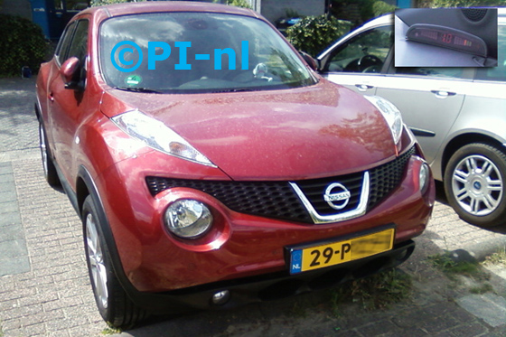 Nissan Juke uit 2011: in voorbumper. De display (set A) werd rechtsvoor bij de a-stijl gemonteerd.