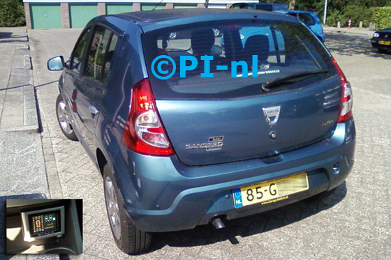 Dacia Sandero uit 2008. De display (set B) werd (zwevend/hangend) in de middenconsole gemonteerd,