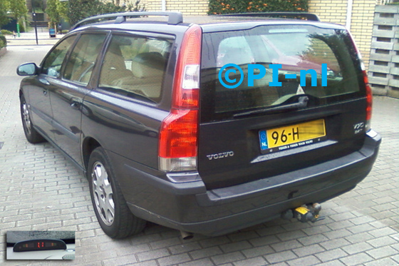 Volvo V70 uit 2001. De display (set A 2012) werd linksvoor bij de a-stijl gemonteerd. De sensoren zitten in de antraciete stootrand.