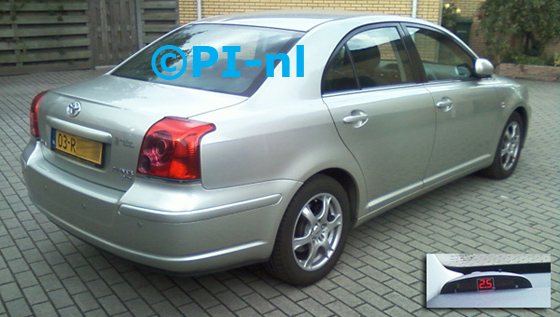 Toyota Avensis sedan uit 2006. De display (set A) werd linksvoor bij de a-stijl gemonteerd.