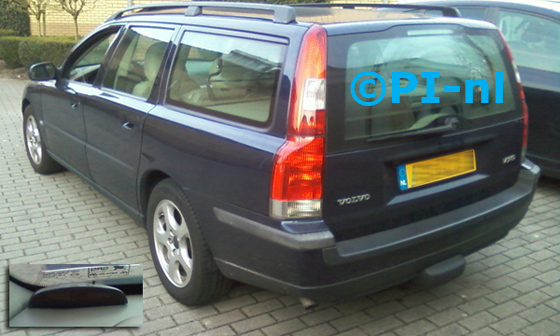 Volvo V70 uit 2002. De display (set A 2013) werd linksvoor bij de a-stijl gemonteerd. De sensoren zitten in de antraciete stootrand.