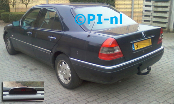 Mercedes-Benz C180 uit 1996. De display (set A) werd midden op het dashboard gemonteerd.