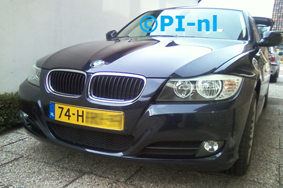 BMW 320i Touring uit 2009, met sensoren in de voorbumper. De display (set A 2013) werd linksvoor gemonteerd.