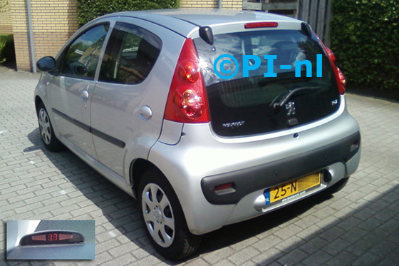 Peugeot 107 uit 2011. De display (set A 2013) werd linksvoor, bij de a-stijl gemonteerd.