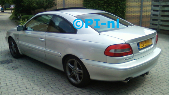 Volvo C70 T5 uit 1999. De display (set A 2013) werd verstopt in de b-stijl.