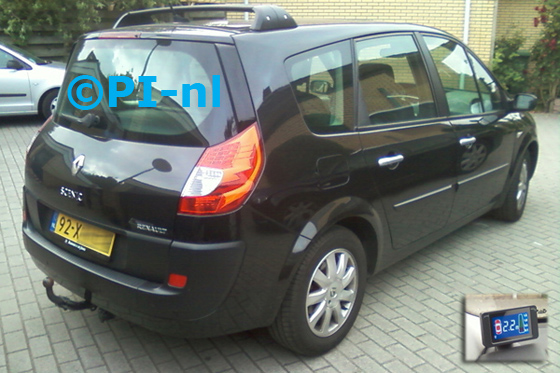 Renault Grande Scenic uit 2007. De display (set B 2013) werd linksvoor bij de a-stijl gemonteerd.