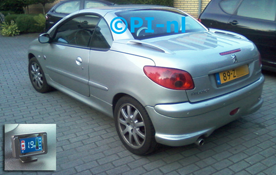 Peugeot 206 CC uit 2003. De display (set B 2013) werd linksvoor nabij de a-stijl gemonteerd.