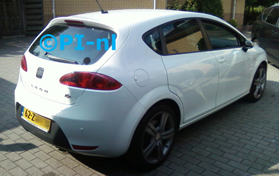 Seat Leon FR uit 2008. De display (set A 2013) werd verstopt in de b-stijl.