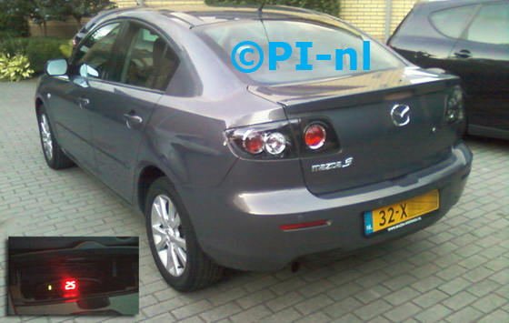 Mazda 3 uit 2007. De display (set A 2013) werd in de asbak gemonteerd.