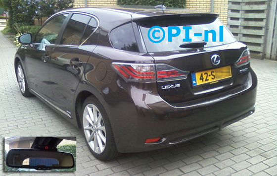 Lexus CT200H uit 2012. De display (set A 2013) voor de voorsensoren werd op de spiegel geplaatst,