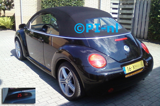 Parkeersensoren ingebouwd door PI-nl in een Volkswagen New Beetle Cabrio uit 2004. De display (set A 2013) werd linksvoor bij de a-stijl gemonteerd.