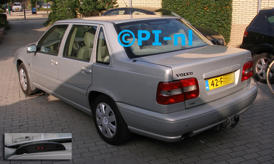 Parkeersensoren ingebouwd door PI-nl in een Volvo S70 uit 2000. De display (set A 2013) werd linksvoor bij de a-stijl gemonteerd.