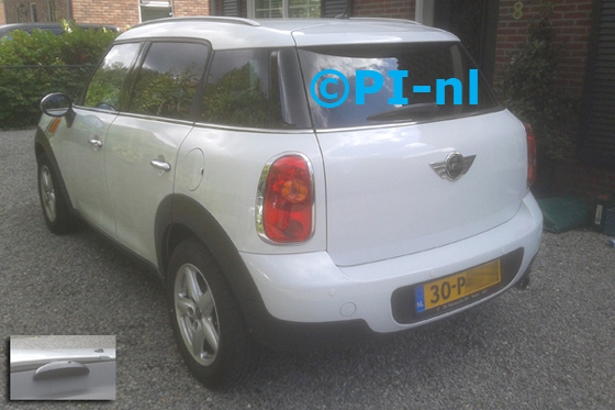 Parkeersensoren ingebouwd door PI-nl in een Mini Countryman uit 2011. De display (set A 2013) werd midden op het dashboard tegen de voorruit geplaatst.