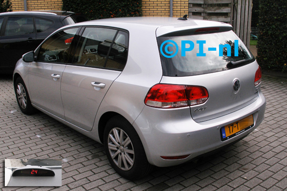 Parkeersensoren ingebouwd door PI-nl in een Volkswagen Golf (6) uit 2012. De display (set A 2013) werd linksvoor bij de a-stijl gemonteerd.